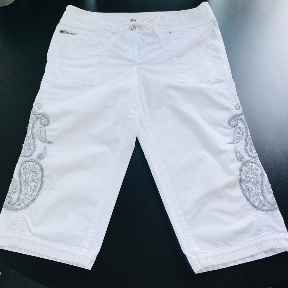 ⭐️⭐️White Macy’s INC Capris size 10